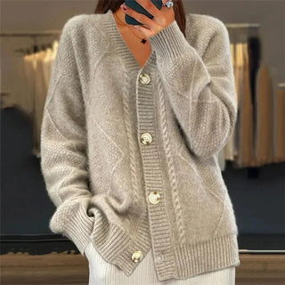 Aaliyah | Cardigan mit Knopfleiste, V-Ausschnitt und Diamantstrick-Detail