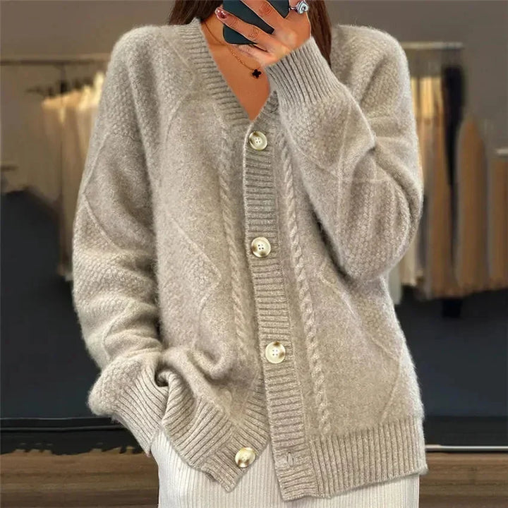 Aaliyah | Cardigan mit Knopfleiste, V-Ausschnitt und Diamantstrick-Detail