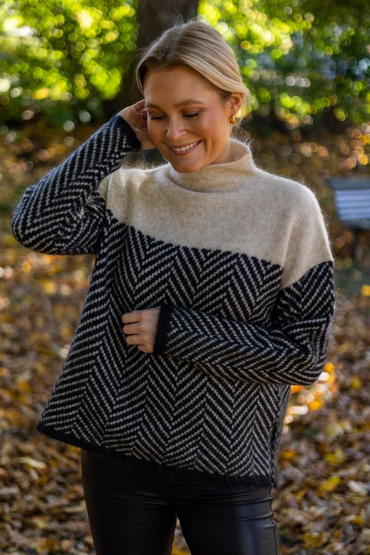 Halle | Chevron-Trichterkragenpullover